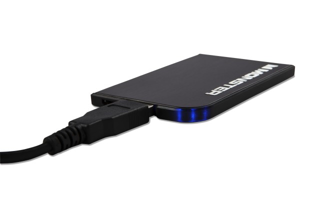 Представлен компактный аккумулятор Monster Power Card