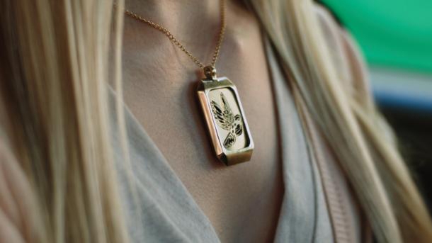 Женские украшения можно подключить к смартфону